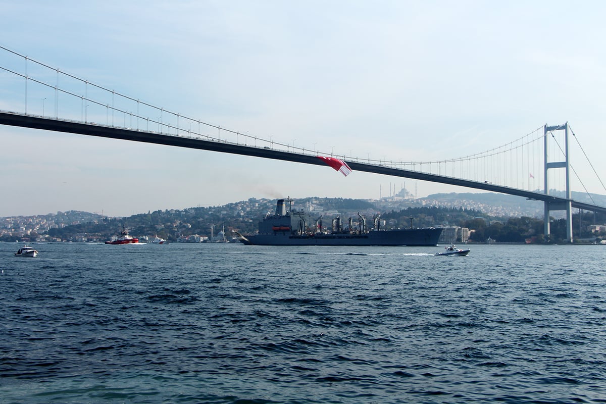 ABD Donanma Gemisi İstanbul Boğazı'ndan geçti