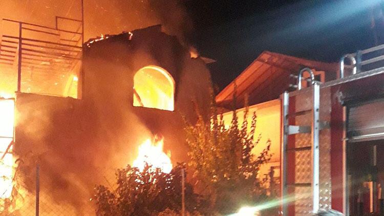 Fethiye’de 2 katlı ev alev alev yandı