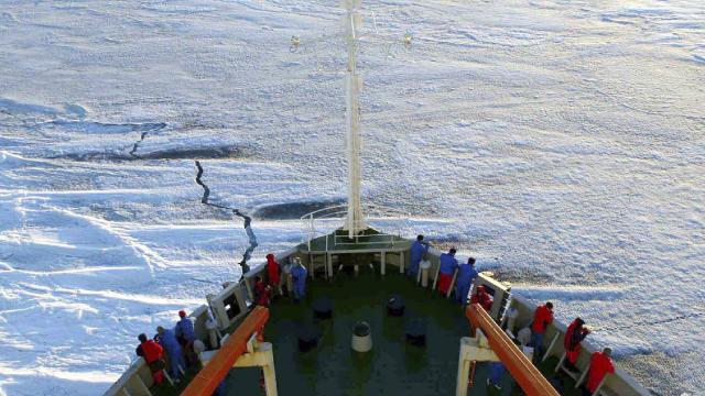 Çin'in buzkıran gemisi Antarktika'ya doğru yola çıktı