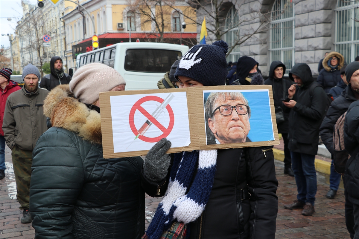 Ukrayna'da aşı karşıtları korona önlemlerini protesto etti