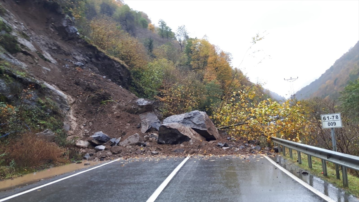 Trabzon'da heyelan nedeniyle kara yolu ulaşıma kapandı