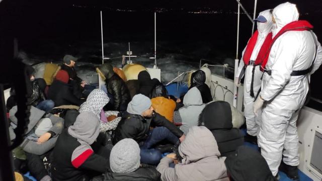 Türk kara sularına itilen 61 göçmen kurtarıldı