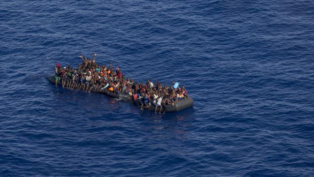 Akdeniz'de 296 kaçak göçmeni kurtardı