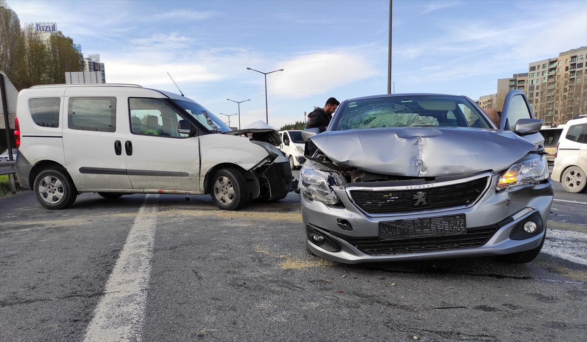 Gaziosmanpaşa'da zincirleme kaza: 3 kişi yaralandı