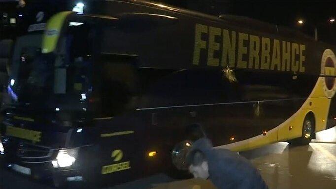 Fenerbahçe otobüsüne taşlı saldırı