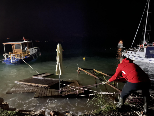 Muğla'da fırtına: Tekneler battı, iskeleler zarar gördü