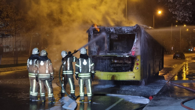 Başakşehir'de özel halk otobüsü alev alev yandı