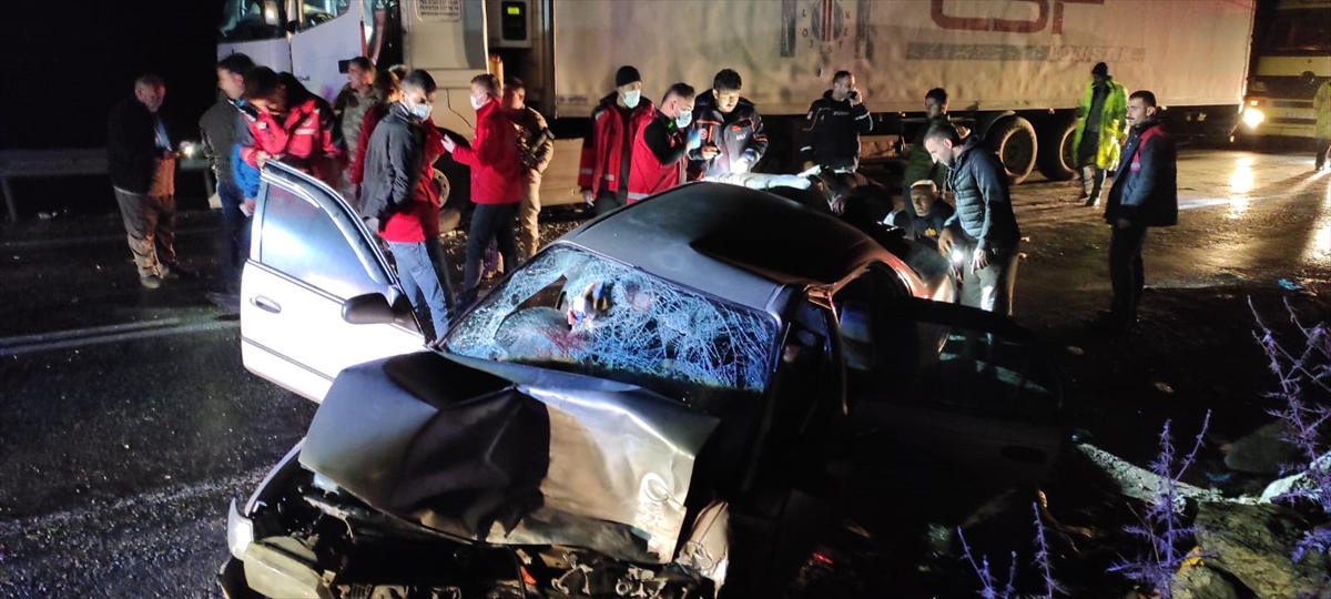 Siirt'te otomobil tırla çarpıştı: 1 ölü, 5 yaralı