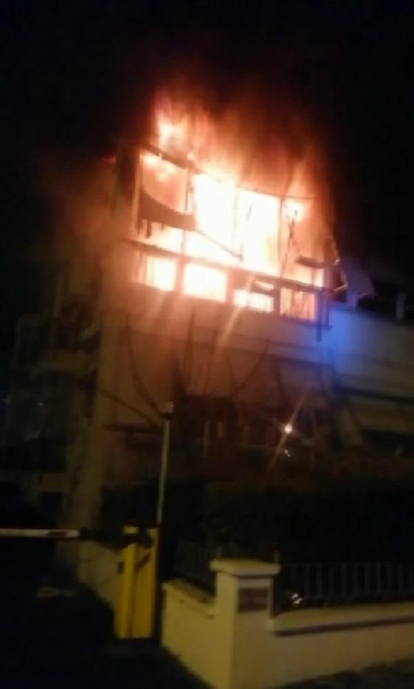 Kadıköy'de 10 katlı binada yangın. Çok sayıda kişi dumandan etkilendi