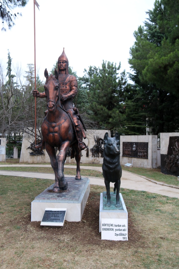 Bozkurt heykeli, 44 yıl sonra yerine konuldu