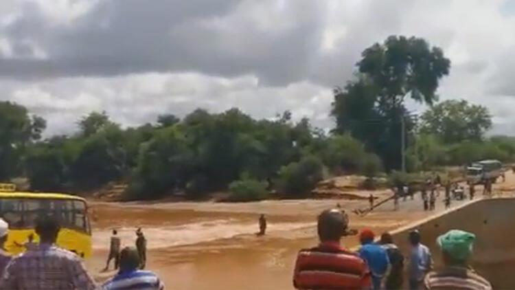Kenya'da otobüs nehre düştü: 31 ölü