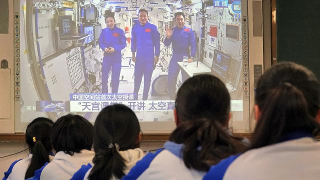 Uzay istasyonundan öğrencilere canlı ders