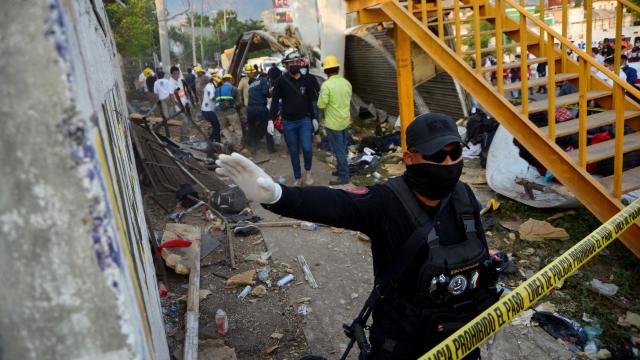 Meksika'da göçmenleri taşıyan kamyon devrildi: 49 ölü, 40 yaralı