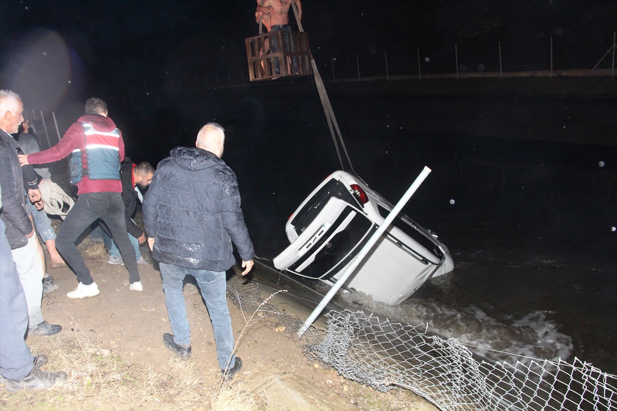 Hafif ticari araç kanala düştü: 1'i AFAD personeli 3 kişi hayatını kaybetti