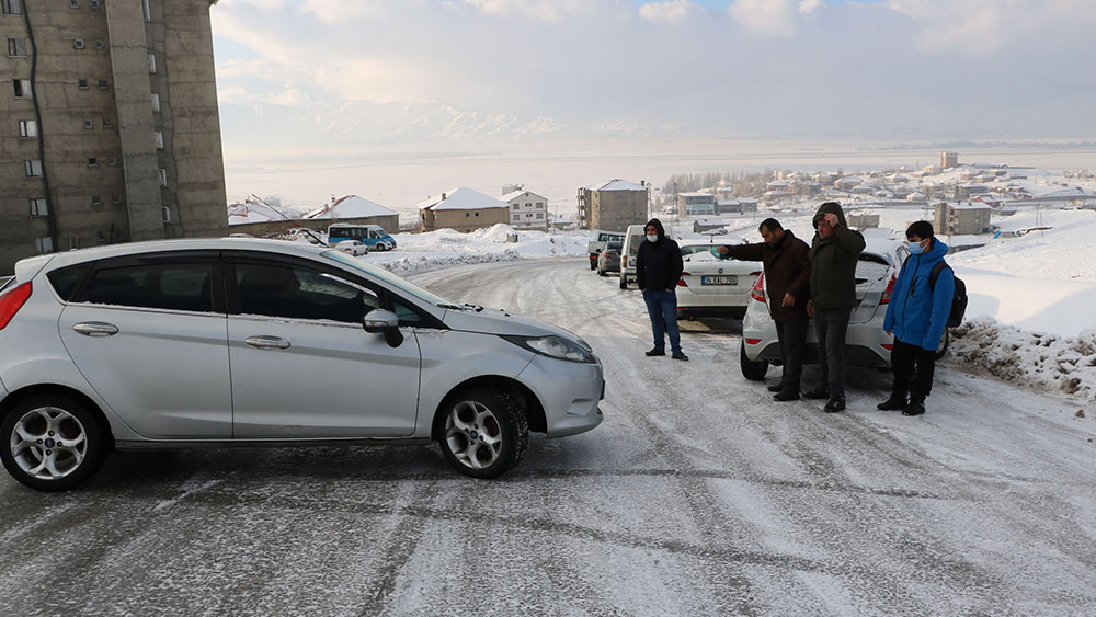 Buzlanan yollarda sürücüler zorlandı