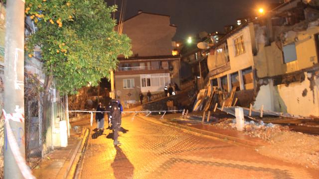 Kocaeli'de istinat duvarı yıkıldı: 2 ev boşaltıldı