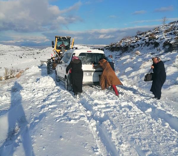 Sivas'ta 176 yerleşim yerinin yolu kardan kapandı