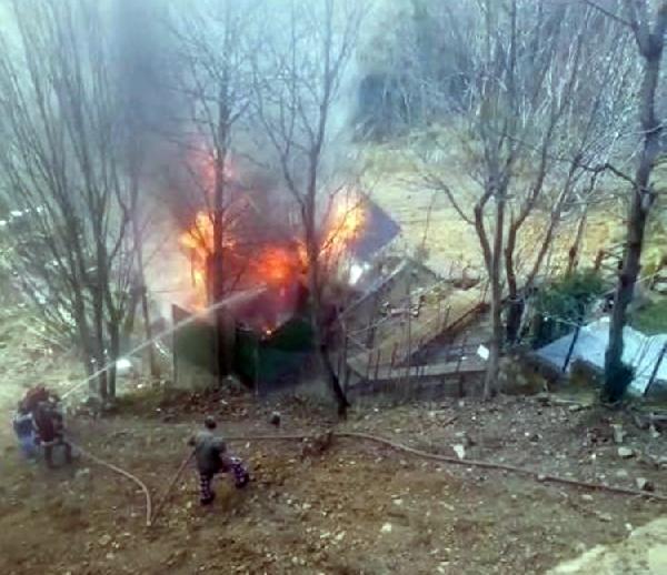 Sapanca'da bungalov alev alev yandı 