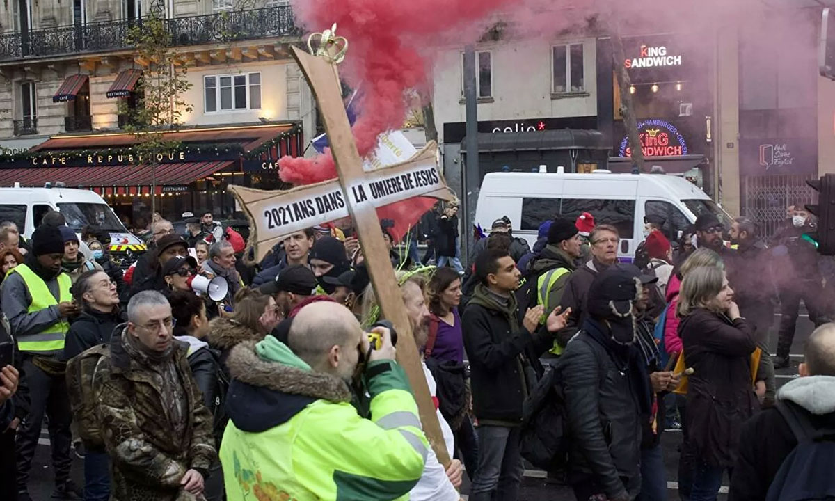 Fransa'da Kovid-19 aşısı zorunluluğu ve sağlık ruhsatı karşıtları eylem yaptı