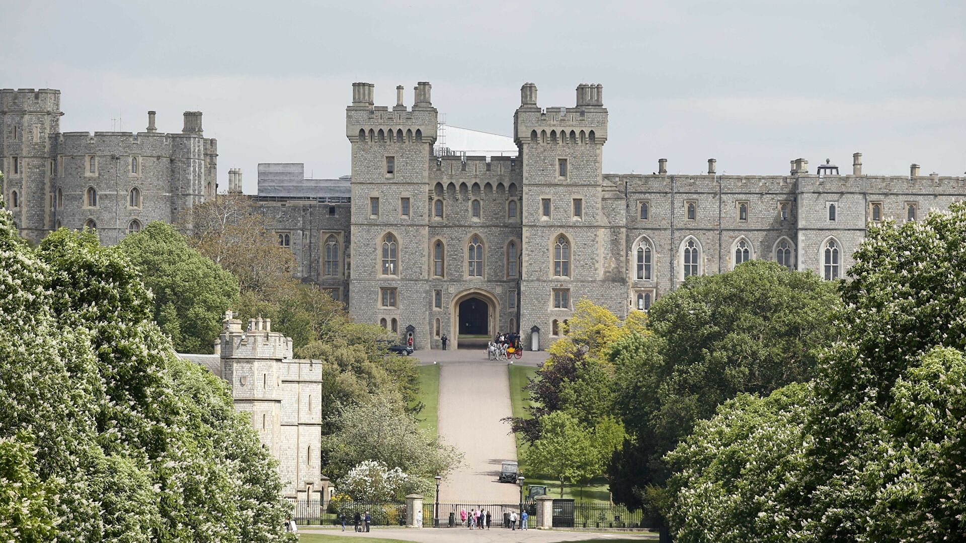 Kraliçe 2. Elizabeth’in bulunduğu kaleye giren silahlı şahıs tutuklandı