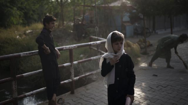 Afgan çocuklar aileleri olmadan ABD'ye tahliye edildi