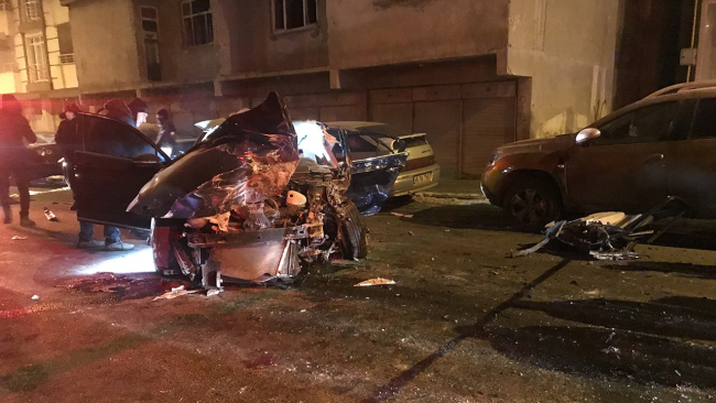 Kars'ta otomobil bahçe duvarına çarptı: 4 ölü