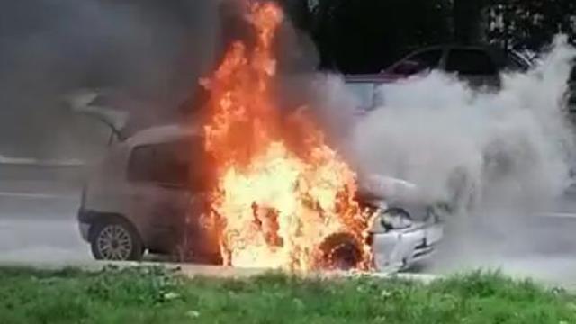 İstanbul'da park halindeki araç yanarak kül oldu