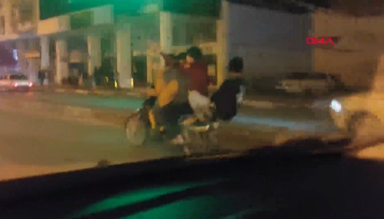 4 gencin motosikletle tehlikeli yolculuğu kamerada