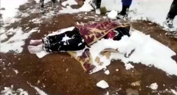 İran sınırında Afgan anne soğuktan öldü, 2 çocuğu donmak üzereyken bulundu