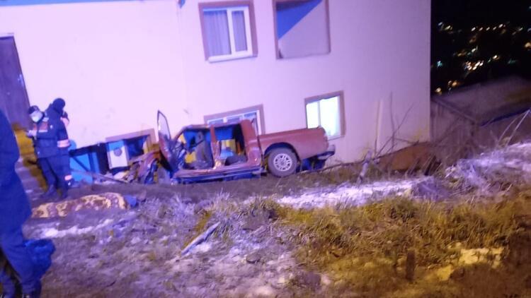 Kamyonet evin duvarına çarptı: 2 ölü, 2 yaralı