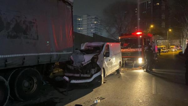 İstanbul'da panelvan kamyona çarptı: 1 ölü