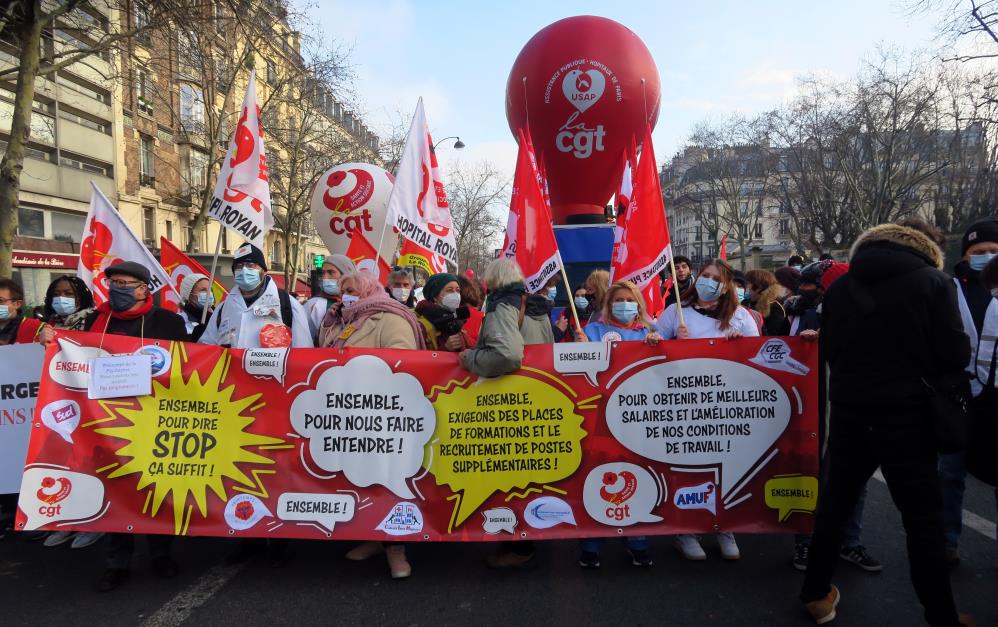 Fransa'da sağlık çalışanları sokağa çıktı