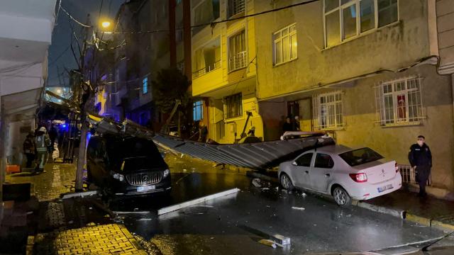 İstanbul'da fırtına: Bir binanın çatısı uçtu
