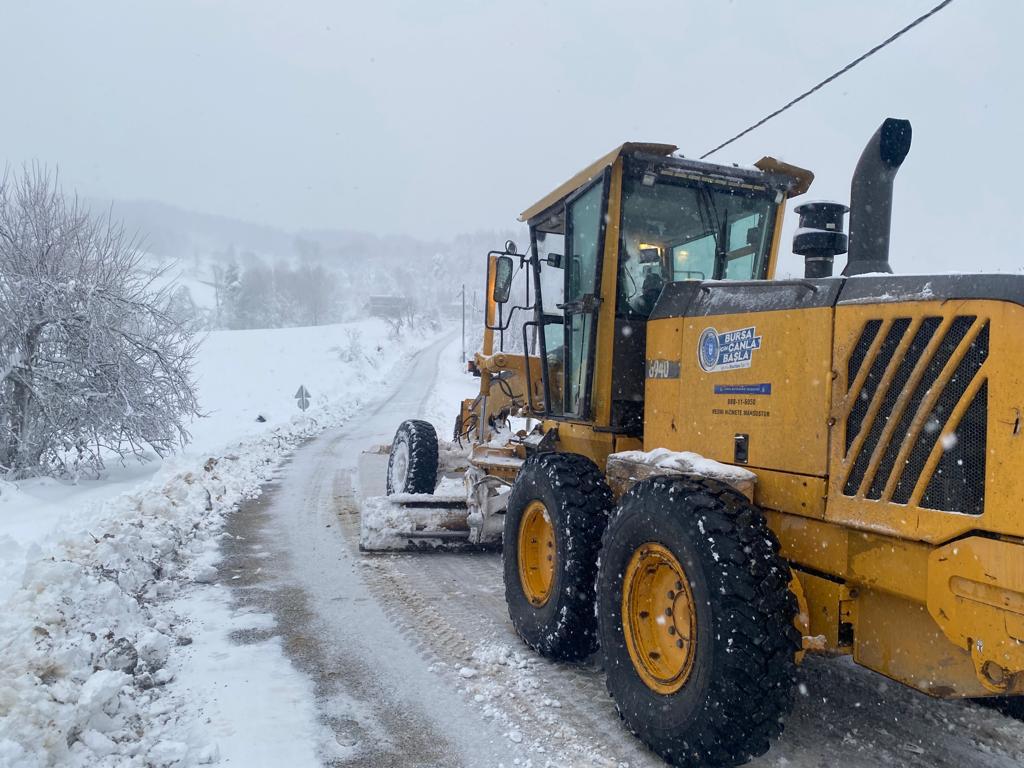 Bursa'da kar nedeniyle kapanan 16 kırsal mahallenin yolu açıldı
