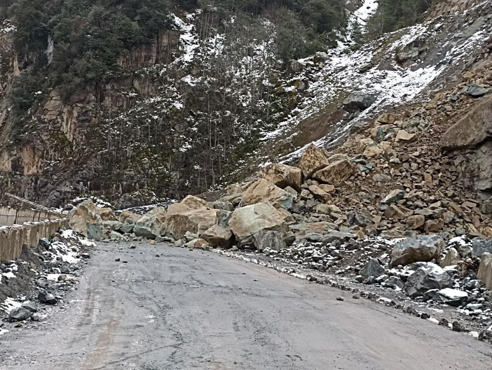 Dev kayalar 17 köyün ulaşımını kapadı  