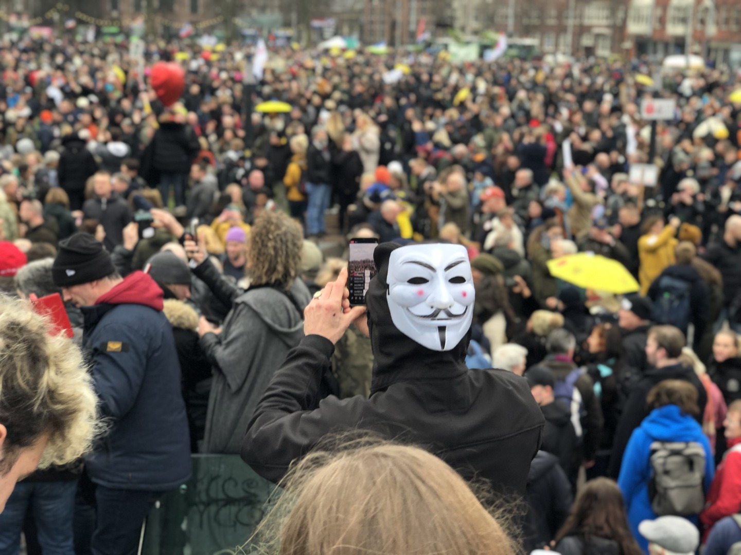 Hollanda'da binlerce kişi kısıtlamaları protesto etti