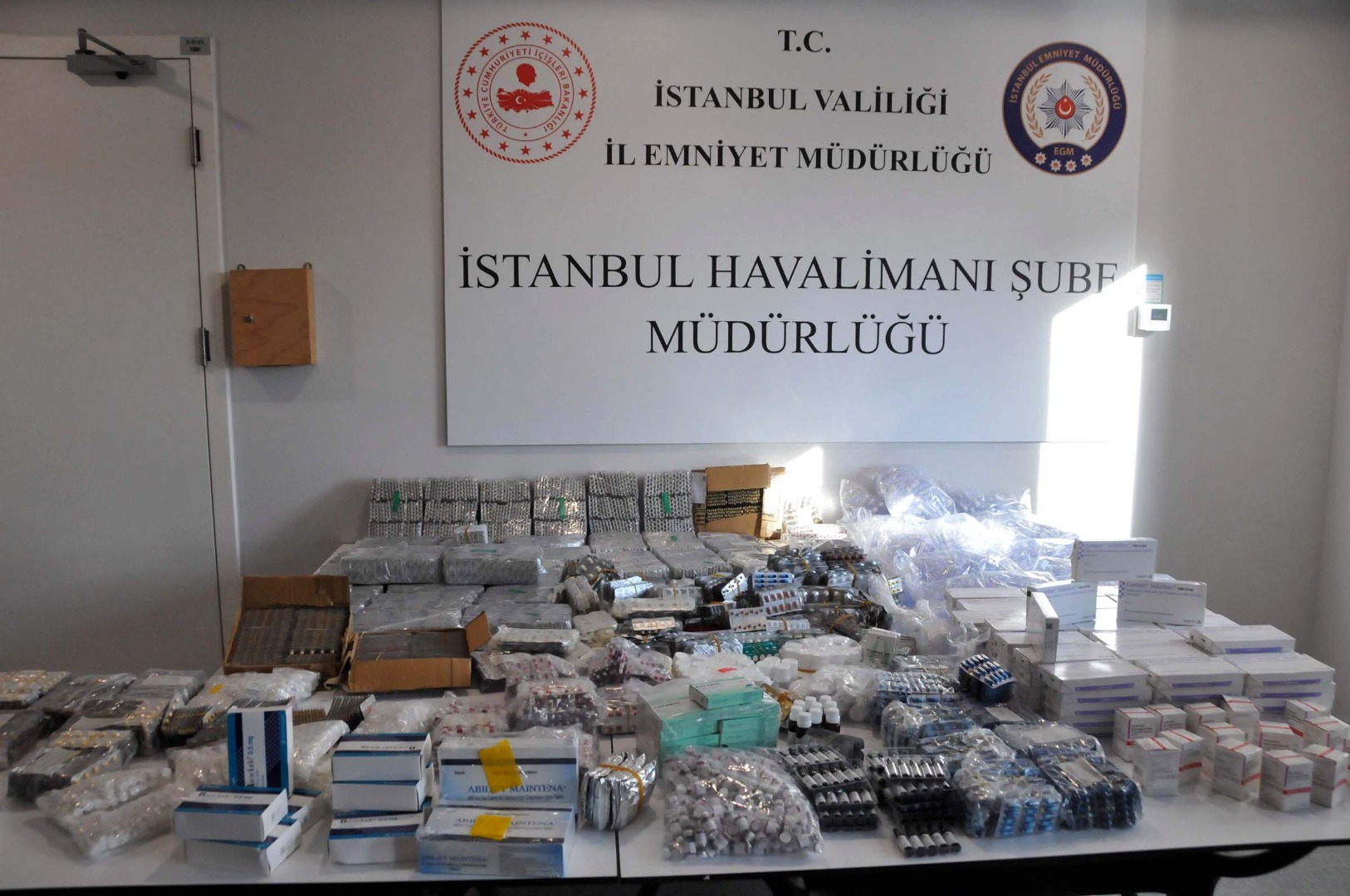 İstanbul Havalimanı'nda 1 milyon liralık kaçak ilaç ele geçirildi