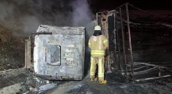 Kuzey Marmara Otoyolu'nda kamyon devrildi: 1 ölü