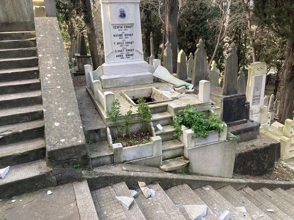 Azra Erhat'ın mezarına ikinci saldırı