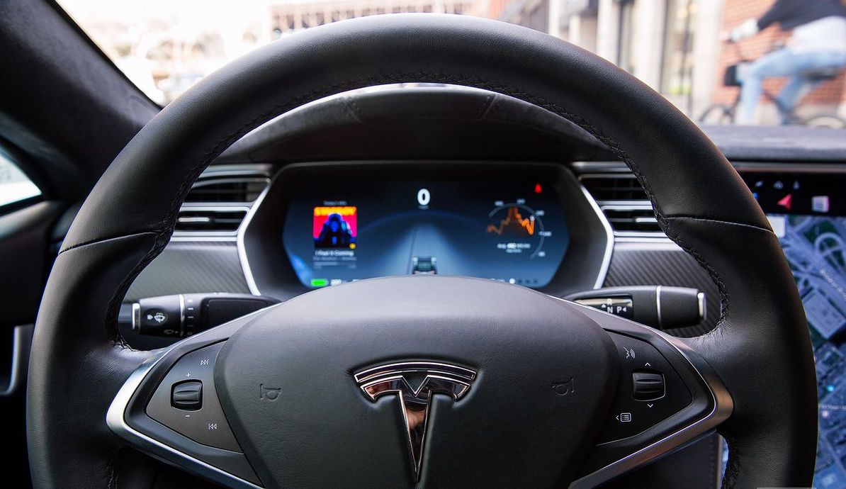 Tesla sürücüsü, oto-pilotta yaptığı kazada ölüme neden olmakla suçlanıyor
