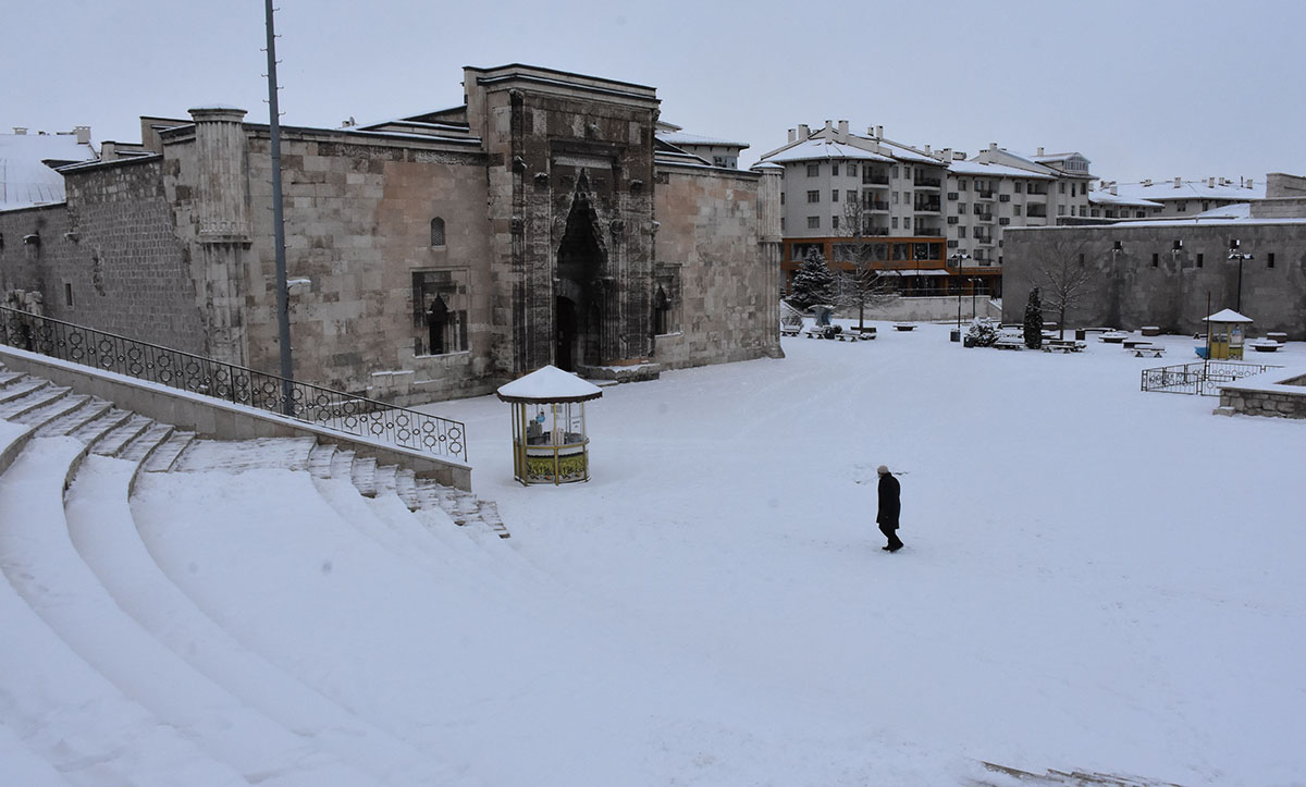 Sivas'ta kar yağışı! 780 yerleşim yerine ulaşım yok...