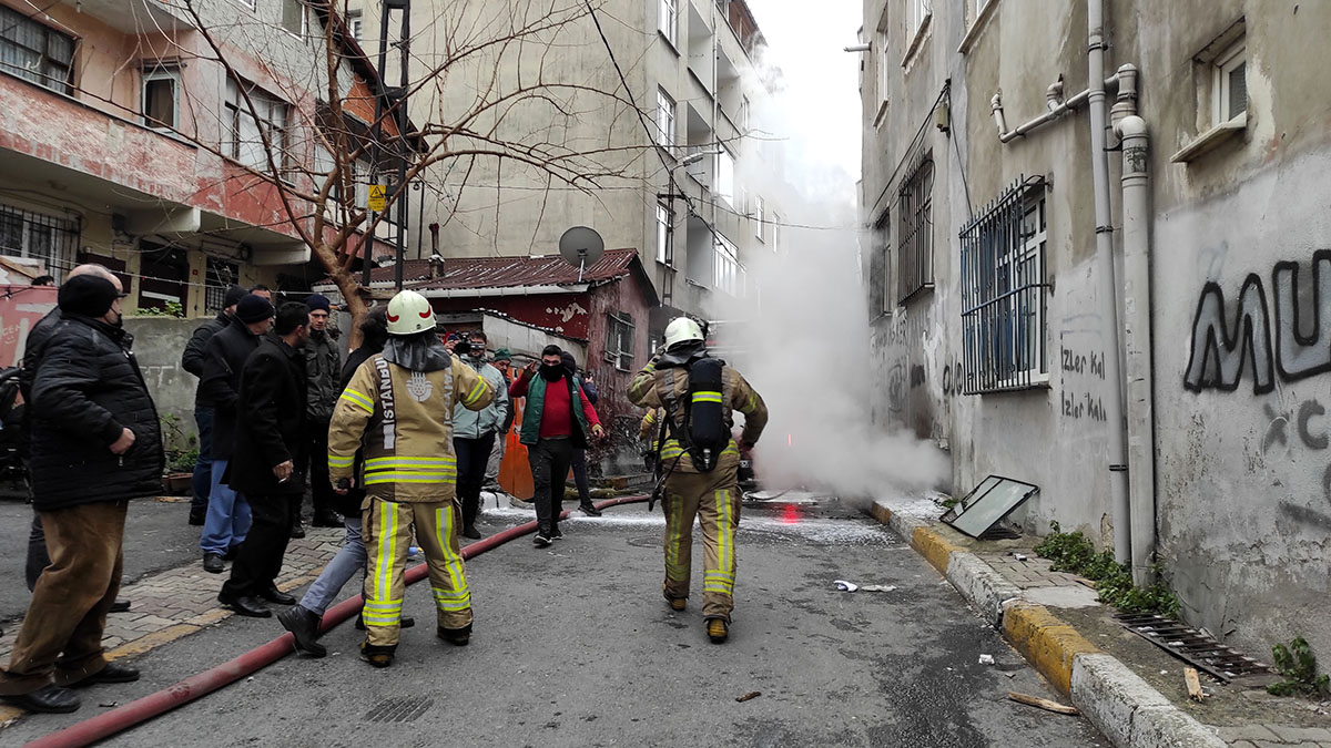 Beyoğlu'nda yangında panikleyen kadın birinci kattan atladı