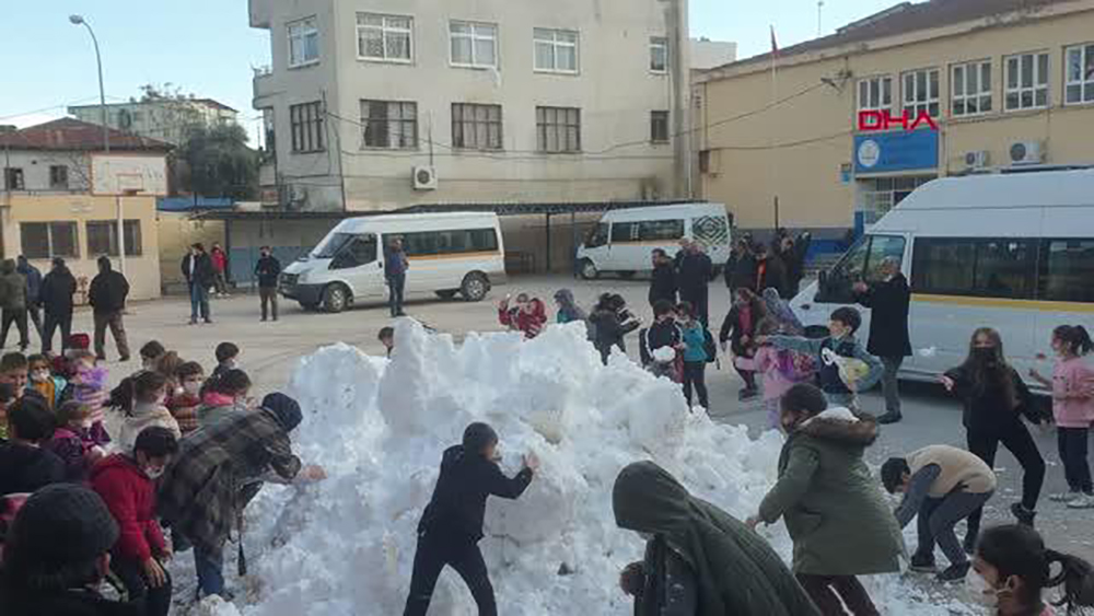 Kadirli’de öğrenciler taşıma usulü karla eğlendi