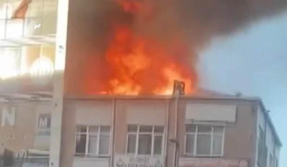 Sultangazi’de iş merkezinde yangın: 1 ölü