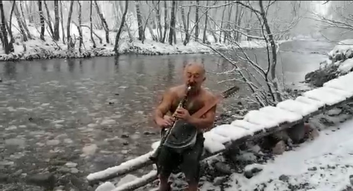 Malatya'da dondurucu soğukta şort giyip klarnet çaldı