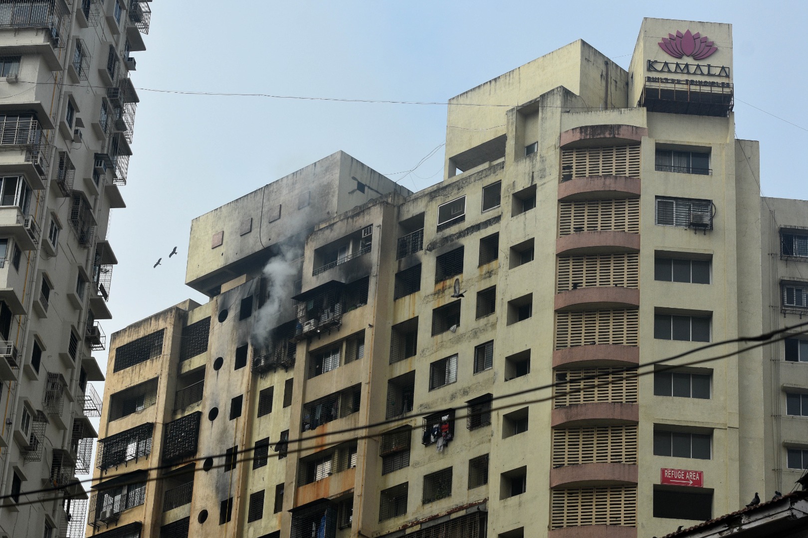 Hindistan'ın 20 katlı binada çıkan yangın: 7 kişi öldü