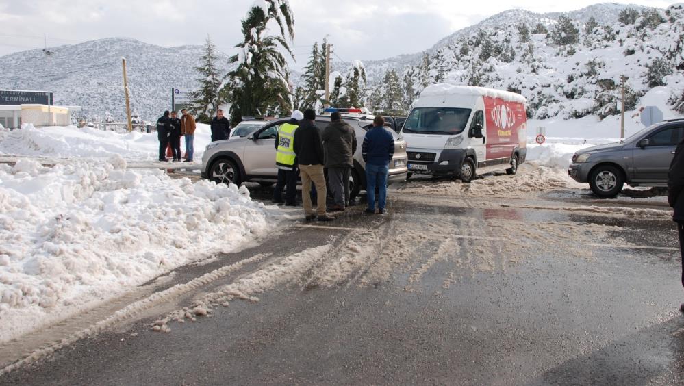 Şiddetli kar yağışı Akseki-Seydişehir karayolunu trafiğe kapandı