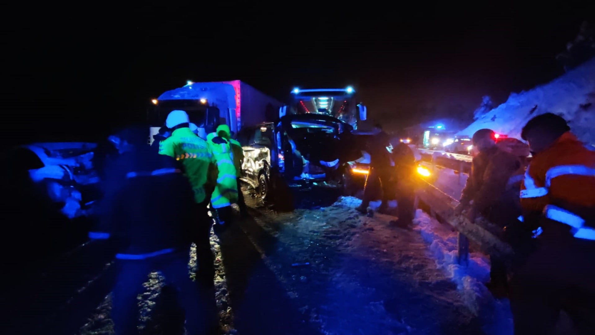 D-100’de buzlanma kazaya yol açtı: 8 araç birbirine girdi, 9 kişi yaralandı