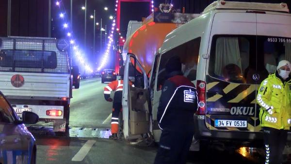 Servis minibüsü tuzlama aracına çarptı: 1 ölü