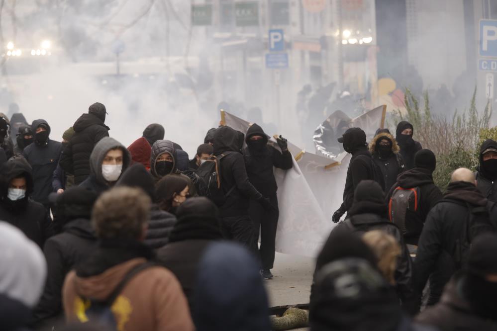Belçika'da korona kısıtlaması protestolarına polis müdahalesi
